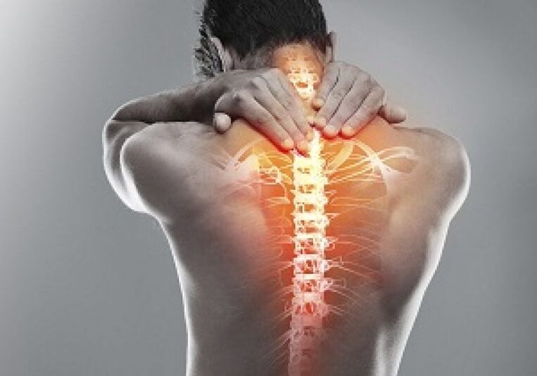 Bij thoracale osteochondrose verandert de structuur van het botweefsel van de wervels