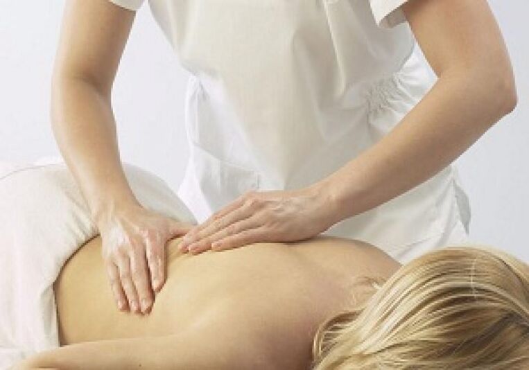 Massage om spasmen te verlichten en spieren te ontspannen bij thoracale osteochondrose